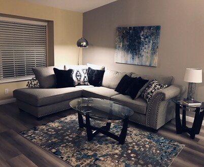 Near the strip-and airport -Beautifully furnished with pool- sleeps 6 to 7-

