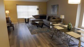 Smart TV, caminetto, libri