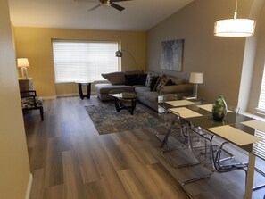 Smart-tv, een open haard en boeken