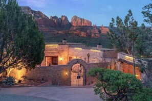 Property grounds - Eagle Dancer Luxe Studio | Spa, Trails, Stargazing (Sedona)