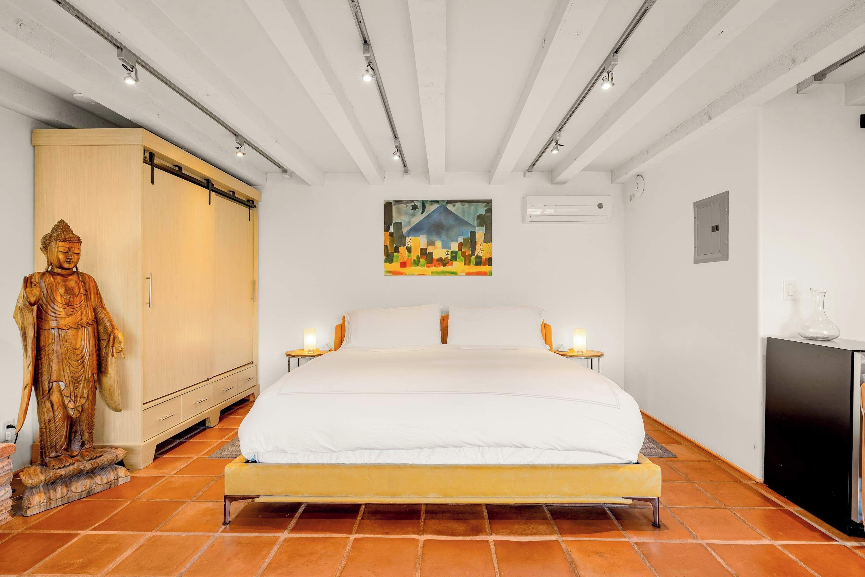 1 slaapkamer, een strijkplank/strijkijzer, gratis wifi, beddengoed