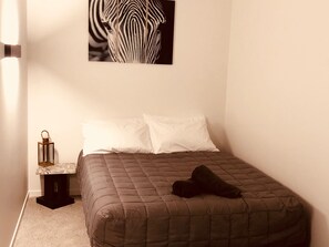 Habitació doble Comfort, 1 llit de matrimoni, bany compartit | Caixa forta a l'habitació, wifi gratuïta i roba de llit 