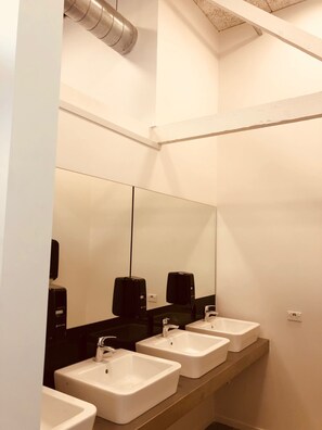 Bathroom - TMACS Backpackers (Auckland)