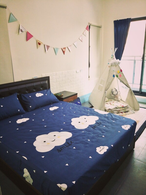 Family Suite, 1 Queen Bed, City View | Children's theme room
