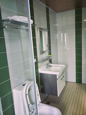 Standard Quadruple Room, 2 Queen Beds, City View | Bathroom