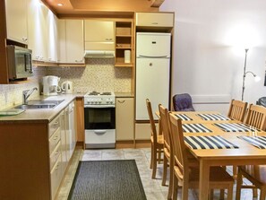 Fridge, microwave, dishwasher, cookware/dishes/utensils
