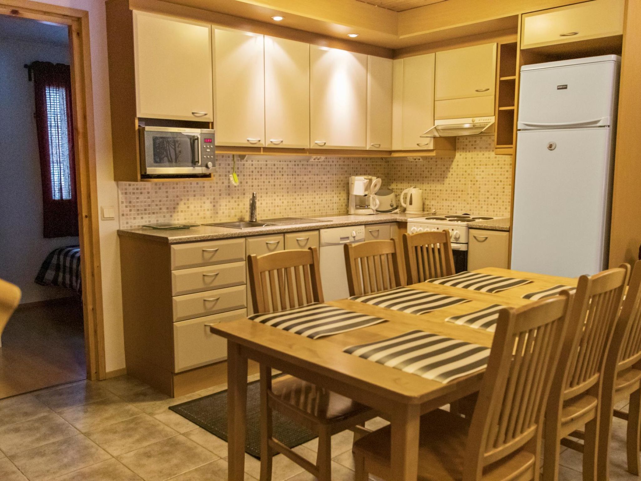 Refrigerador, microondas, lavavajillas y utensilios de cocina 