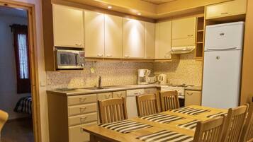 Refrigerador, microondas, lavavajillas y utensilios de cocina