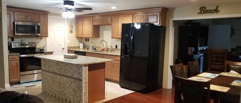 冷蔵庫、電子レンジ、オーブン、コンロ