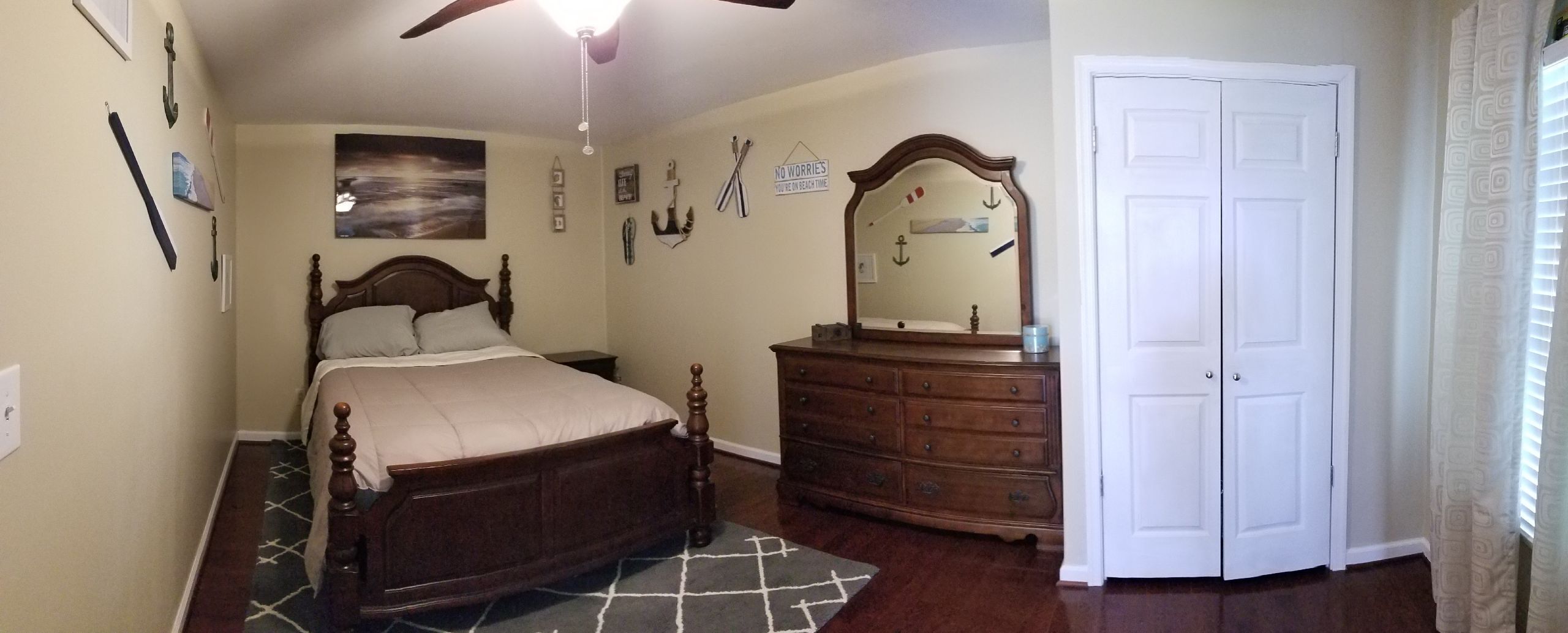 Un dormitorio con cama, cómoda y armario.