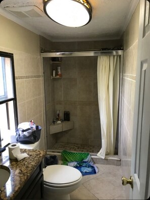 Dusche, Haartrockner, Handtücher, Shampoo