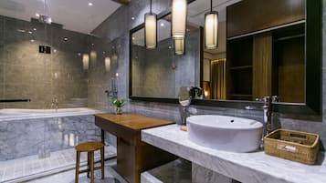 Suite | Bathroom | Shower, free toiletries, hair dryer, slippers