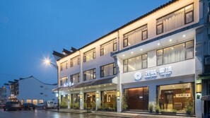 Front of property - Wuzhen Xizha Xiziwan Hotel (Jiaxing)