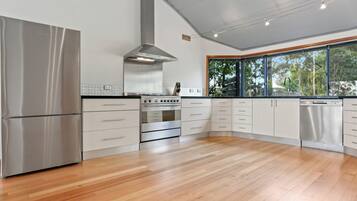 Geladeira, micro-ondas, fogão, lava-louças