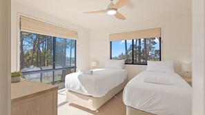 5 bedrooms, iron/ironing board, WiFi (free), bed sheets - Tura Tree House - Private Pool! (Tura Beach)