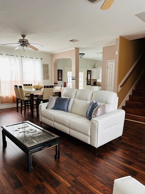 Smart-TV, Kamin, Bücher, Stereoanlage