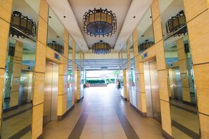 Interior - Contemporary 2 Bedroom Penthouse Unit  w Reserve Parking & Amazing  City View (Manila)