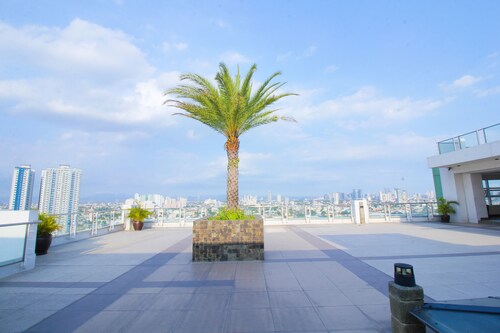Contemporary 2 Bedroom Penthouse Unit  w Reserve Parking & Amazing  City View