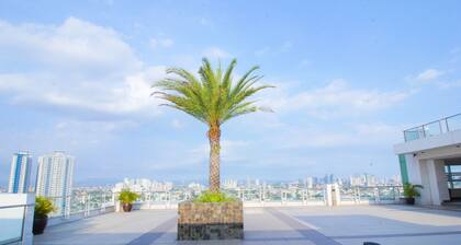 Contemporary 2 Bedroom Penthouse Unit w Reserve Parking & Amazing City View