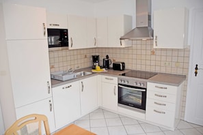 Kühlschrank, Mikrowelle, Ofen, Geschirrspüler