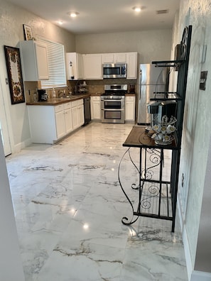 Fridge, microwave, oven, stovetop - Spacious North Houston Getaway rental (Tomball)