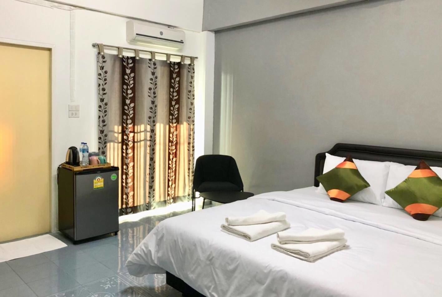 标准双人房 | 迷你吧、办公桌、免费 WiFi