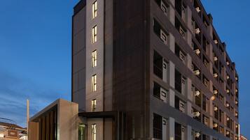 Façana frontal de l'allotjament (vespre/nit)