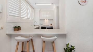 Micro-ondes, four, plaque de cuisson, lave-vaisselle