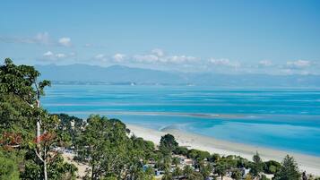 Ubicación cercana a la playa, tumbonas y toallas de playa