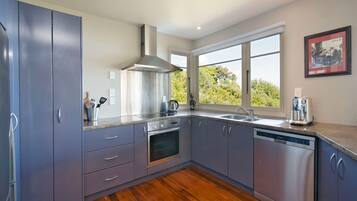 Frigorífico, microondas, horno y placa de cocina