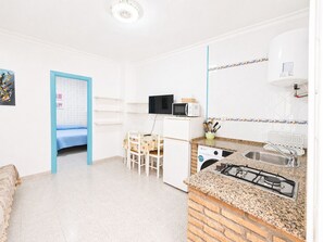 Kühlschrank, Mikrowelle, Herdplatte, Wasserkocher mit Kaffee-/Teezubehör