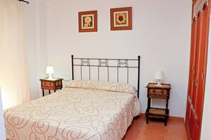3 bedrooms, iron/ironing board, bed sheets