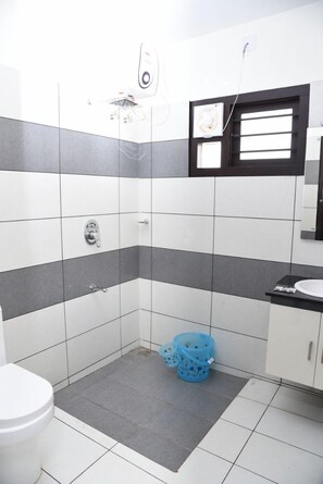 Buồng tắm vòi sen, đồ dùng nhà tắm miễn phí, khăn tắm