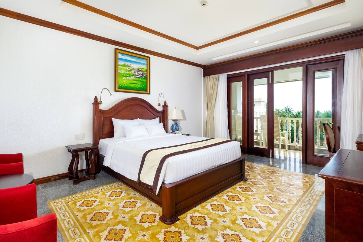 Deluxe Room, 1 King Bed, Garden View | Minibar, in-room safe, desk, laptop workspace