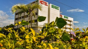 Ein Hotelgebäude mit der Beschilderung "HOTEL BERDEZ", umgeben von Grünflächen.