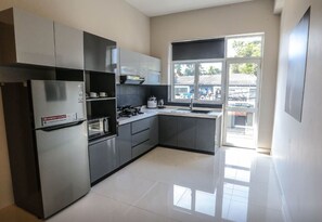 Full-size fridge, microwave, rice cooker, cookware/dishes/utensils - Pink Elephant Tourist Apartment Hotel (Mount Lavinia)