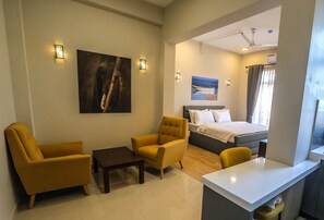 LED TV - Pink Elephant Tourist Apartment Hotel (Mount Lavinia)