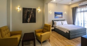 Laptop workspace, free WiFi, wheelchair access - Pink Elephant Tourist Apartment Hotel (Mount Lavinia)