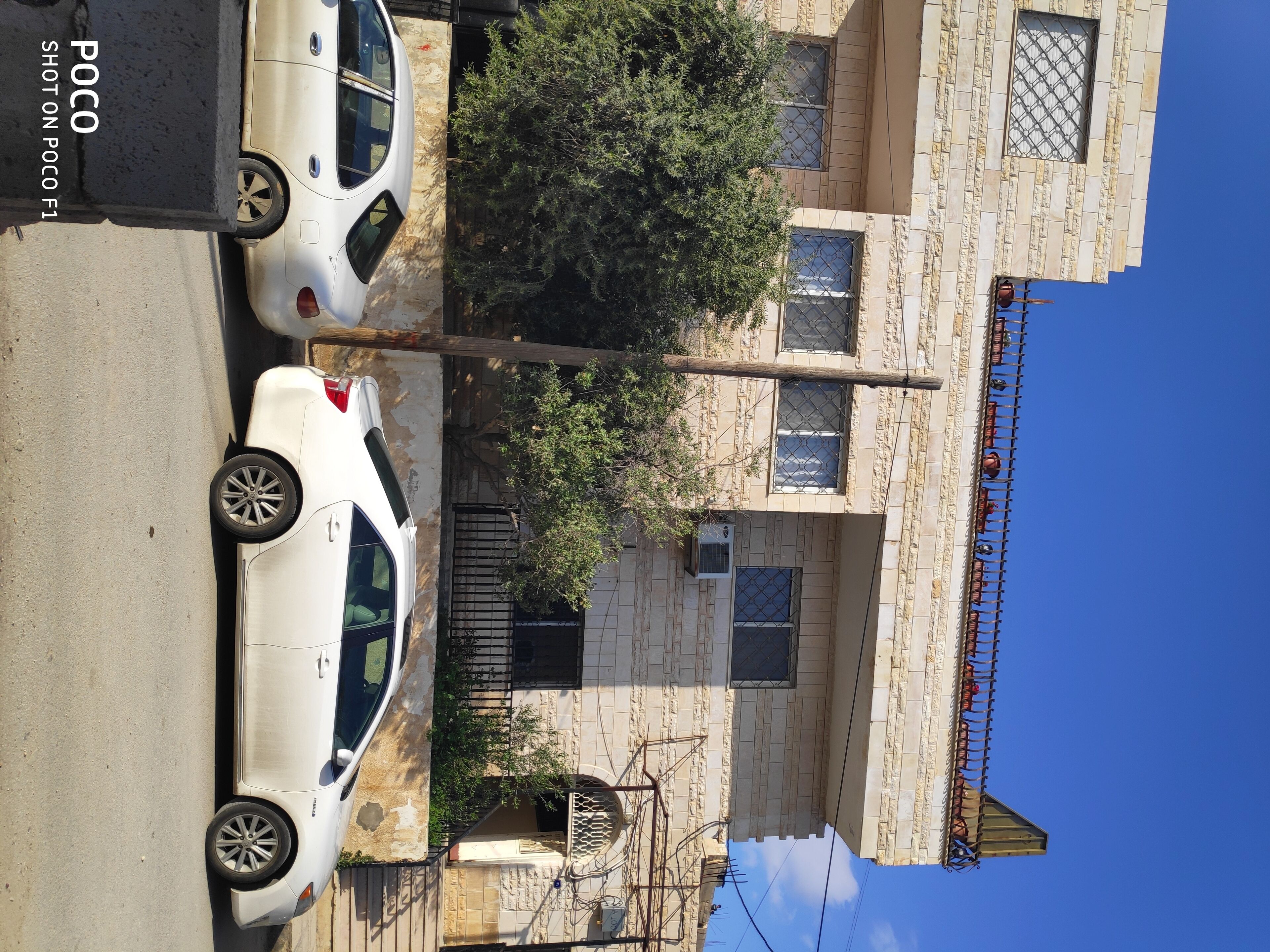 Parkplätze auf dem Gelände, Auto empfohlen