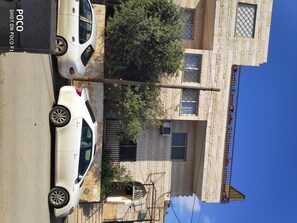 Parkering på området, bil anbefalt