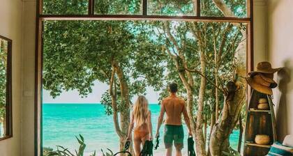 Flüsterndes Palmen-Bootshaus