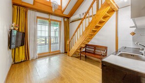 Dúplex (Gold, Private BBQ) | Área de sala de estar | Televisión de pantalla plana 