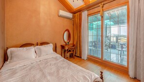 Duplex (Gold, Private BBQ) | Premium bedding, free WiFi