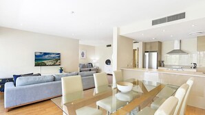 Casa, 2 habitaciones, 2 baños | Zona de estar