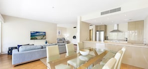 Casa, 2 habitaciones, 2 baños | Área de sala de estar | Televisión de pantalla plana 