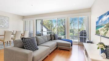 House, 2 Bedrooms, 2 Bathrooms | Living area | Flat-screen TV