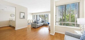Casa, 2 habitaciones, 2 baños | Área de sala de estar | Televisión de pantalla plana 
