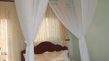 Decoración personalizada, muebles diferentes, escritorio y ropa de cama