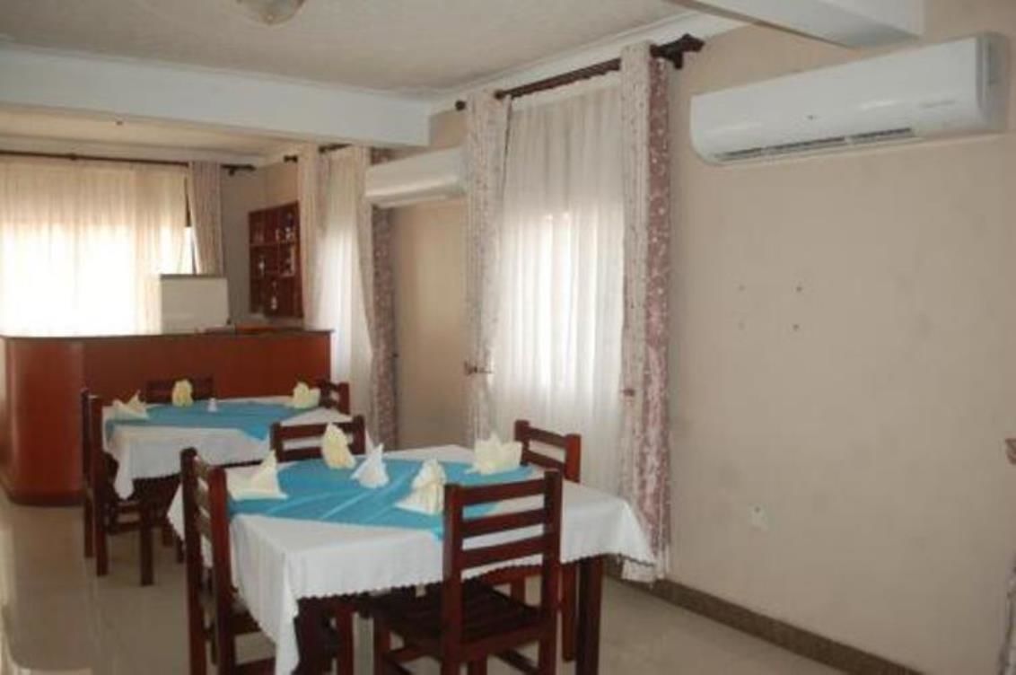 朝食、ランチ、ディナーに営業