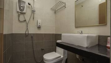 Standard Twin Room, 2 Twin Beds | Bathroom | Shower, free toiletries, bidet, towels